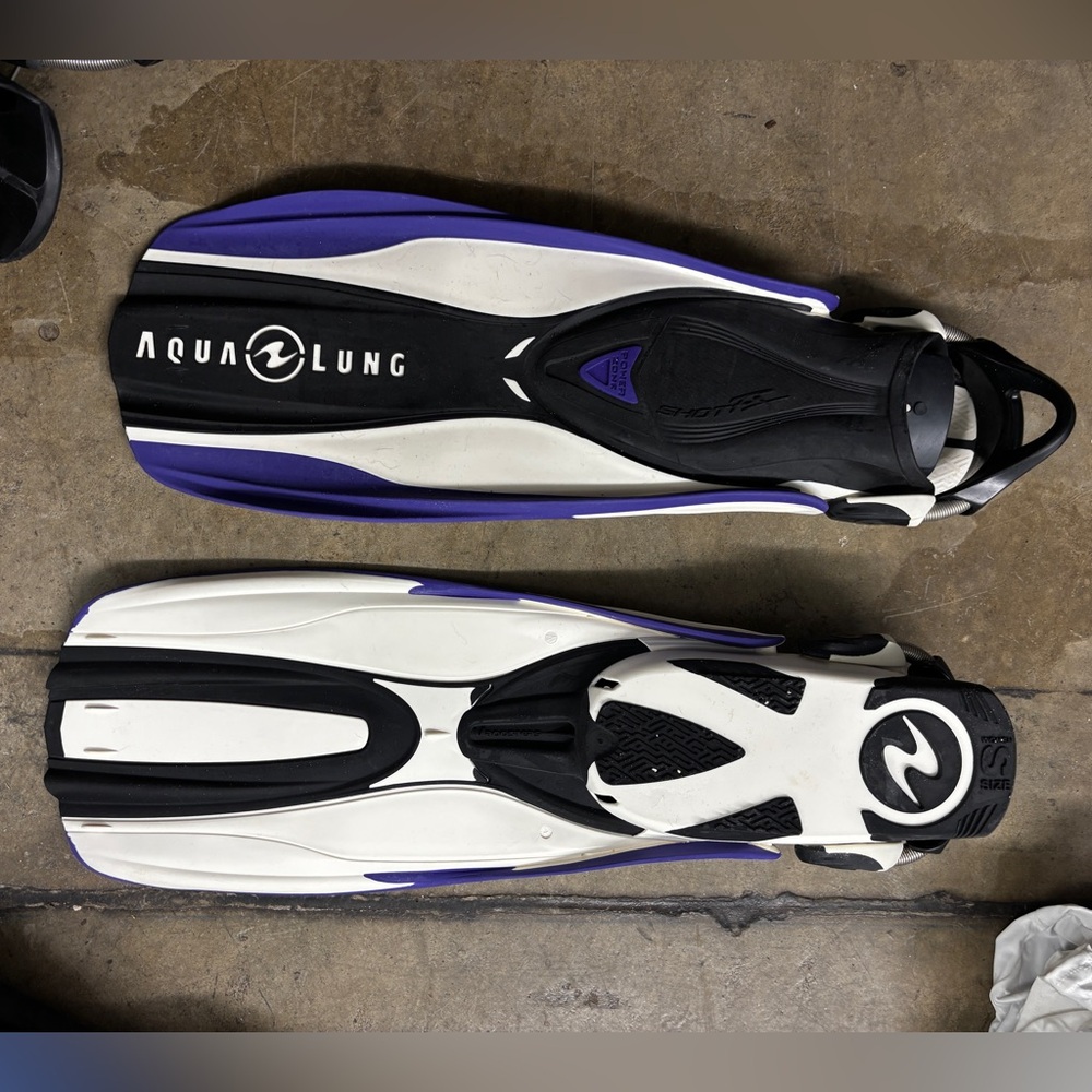 Aqualung size small diving fins